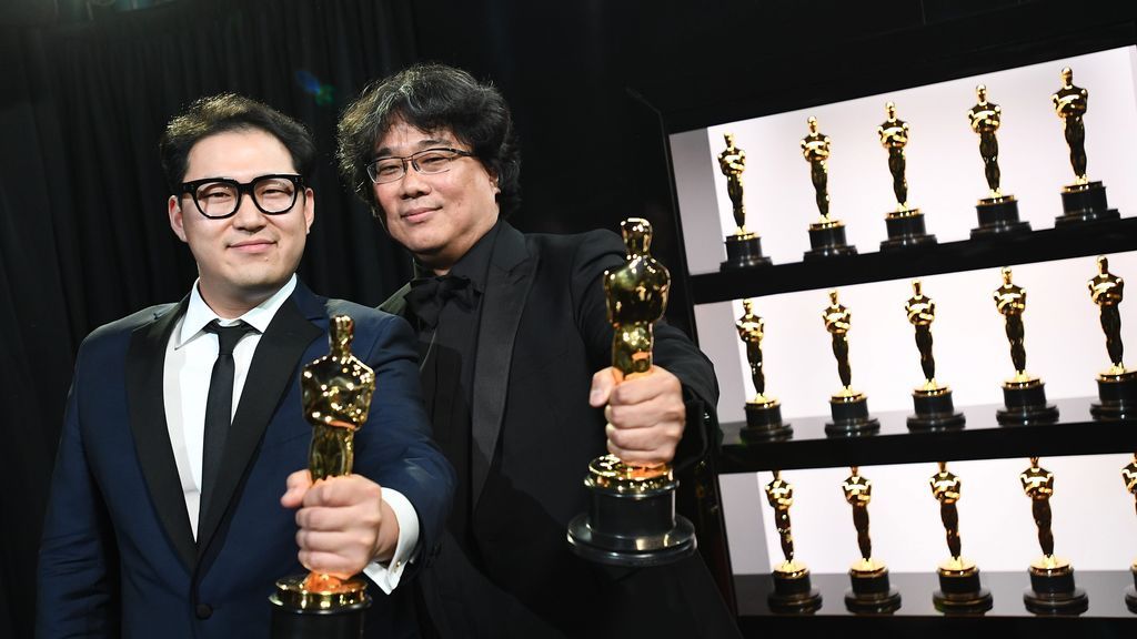 Bong Joon Ho con uno de sus Oscar