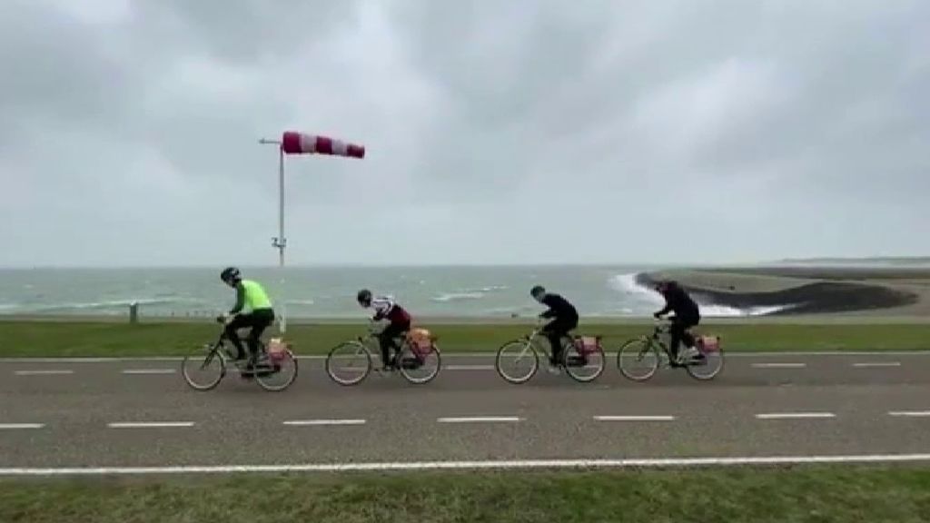 El viento de Ciara convierte una carrera ciclista en Holanda en un "brutal" desafío