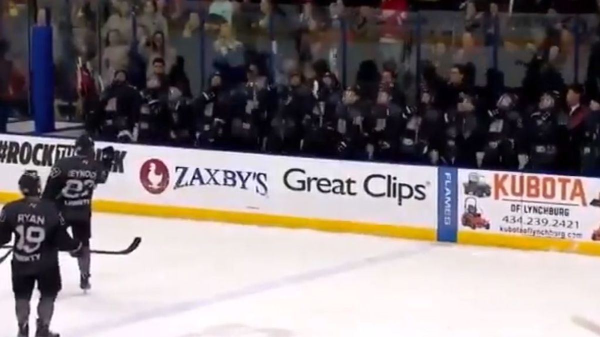 La celebración de un equipo de hockey en la noche de Star Wars: usa la fuerza y estrangula a sus compañeros a lo Darth Vader La celebración de un equipo de hockey en la noche de Star Wars: usa la fuerza y estrangula a sus compañeros a lo Darth Vader