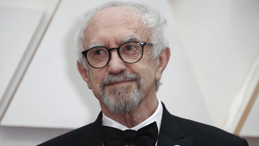 Jonathan Pryce posa en la alfombra roja de los Premios Óscar 2020
