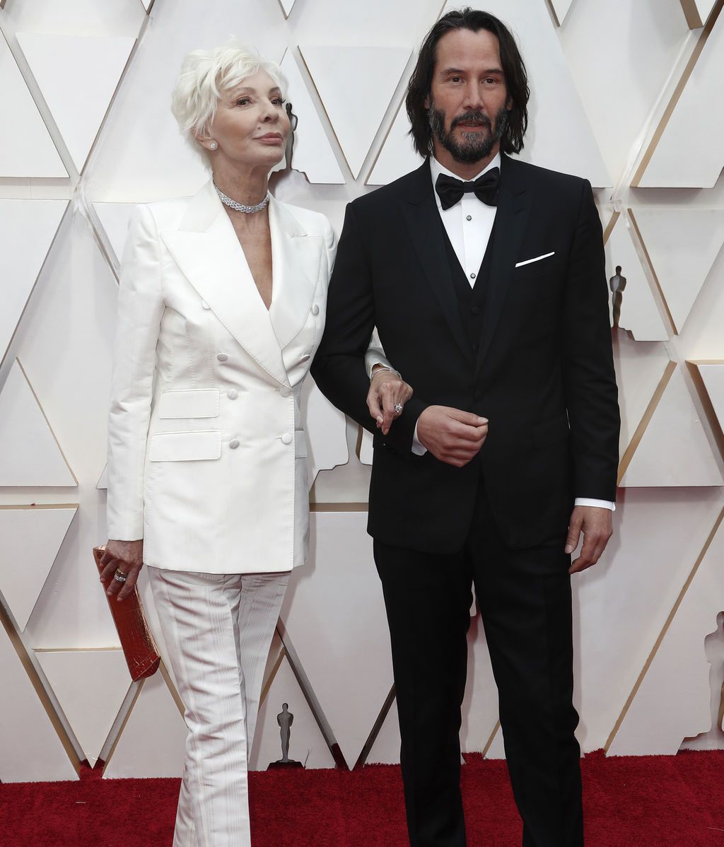 Keanu Reeves y su madre, Patricia Taylor, posan en la alfombra roja de los Premios Óscar 2020