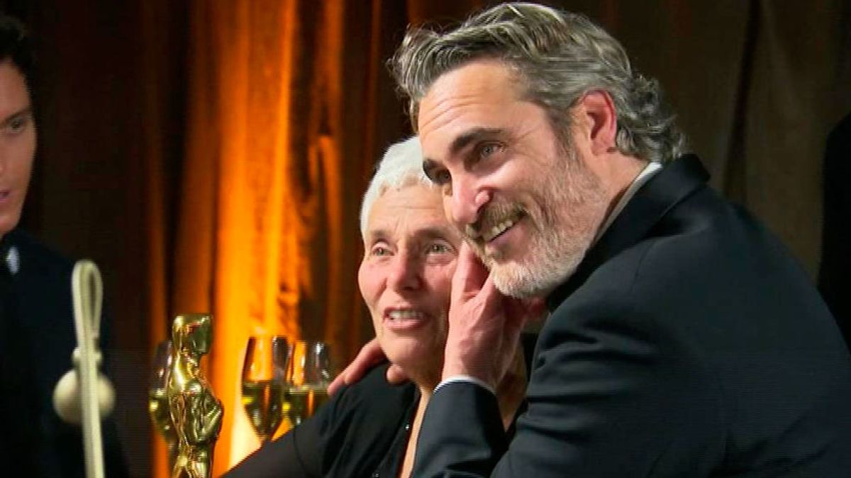 Fiesta post Oscars 2020: de las confidencias de Joaquin Phoenix y su madre a un relajado Brad Pitt y una eufórica Renné Zellweger Fiesta post Oscars 2020: de las confidencias de Joaquin Phoenix y su madre a un relajado Brad Pitt y una eufórica Renné Zellweger