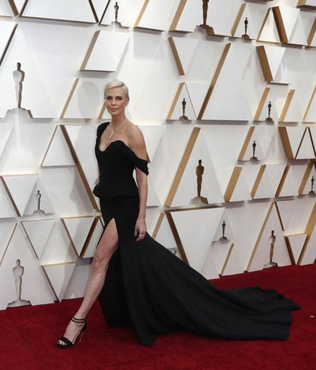 Charlize Theron posa en la alfombra roja de los Premios Óscar 2020