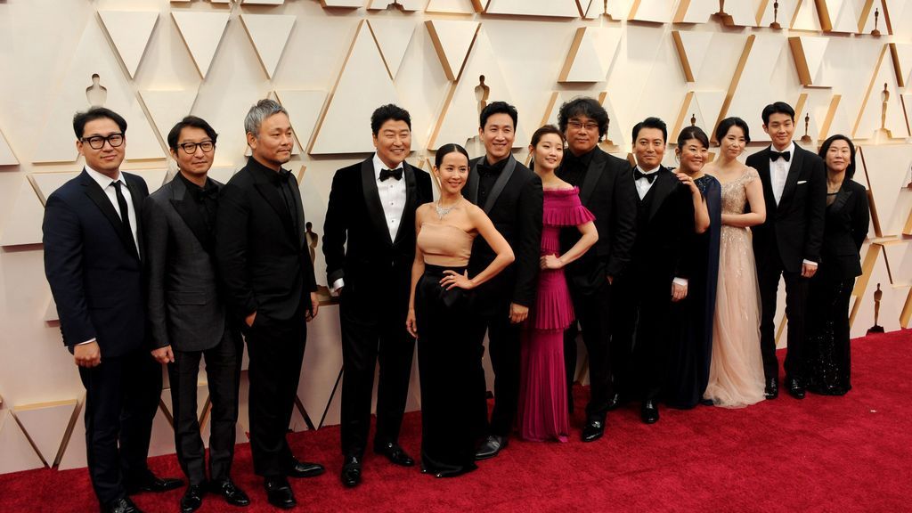 Bong Joon-ho y el reparto de Parasitos