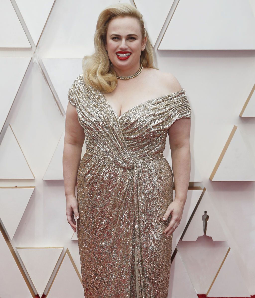 Rebel Wilson posa en la alfombra roja de los Premios Óscar 2020