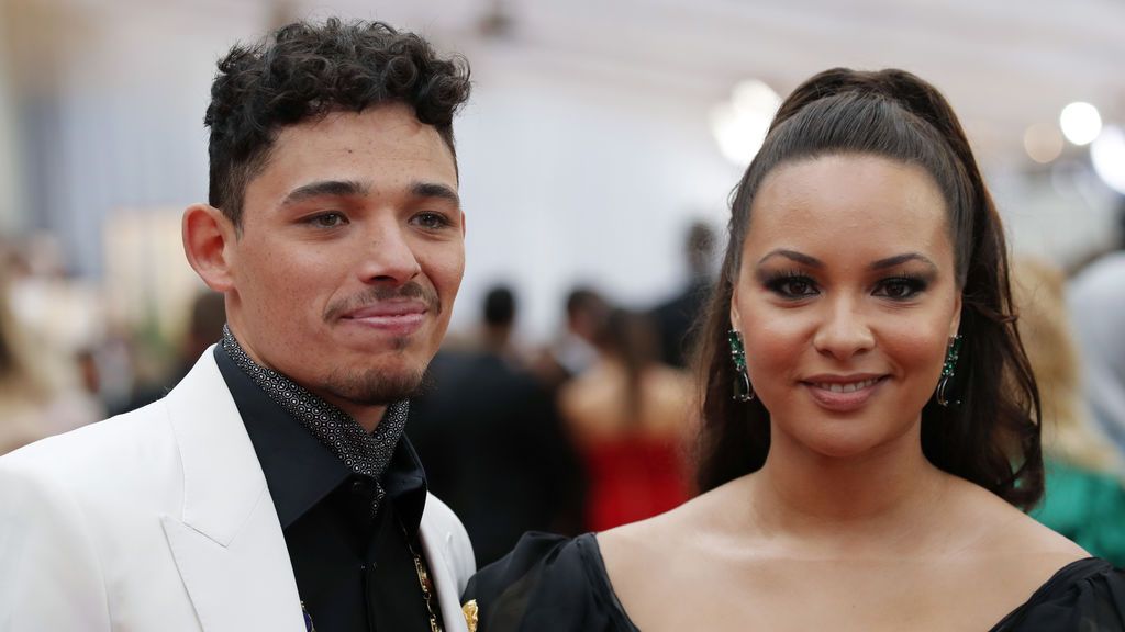 Anthony Ramos yJasmine Cephas Jones  posan en la alfombra roja de los Premios Óscar 2020