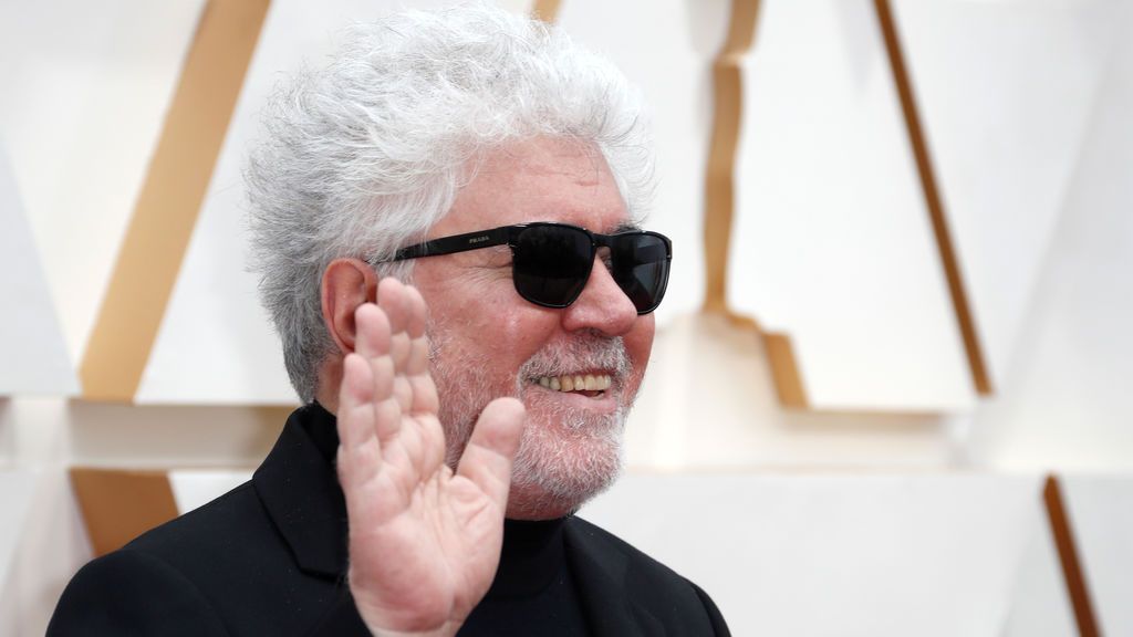 Pedro Almodóvar posa en la alfombra roja de los Premios Óscar 2020