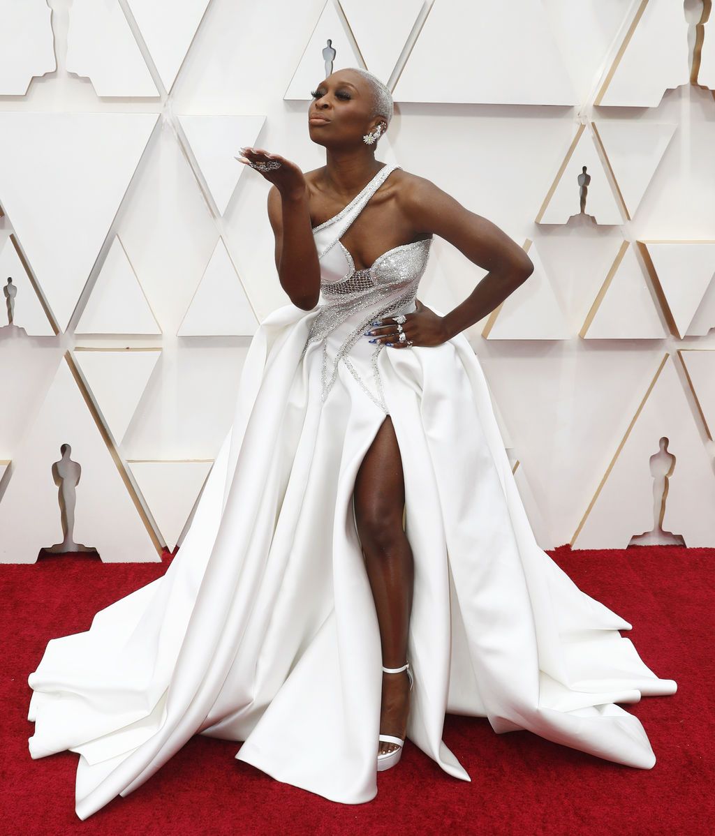 Cynthia Erivo posa en la alfombra roja de los Premios Oscar 2020