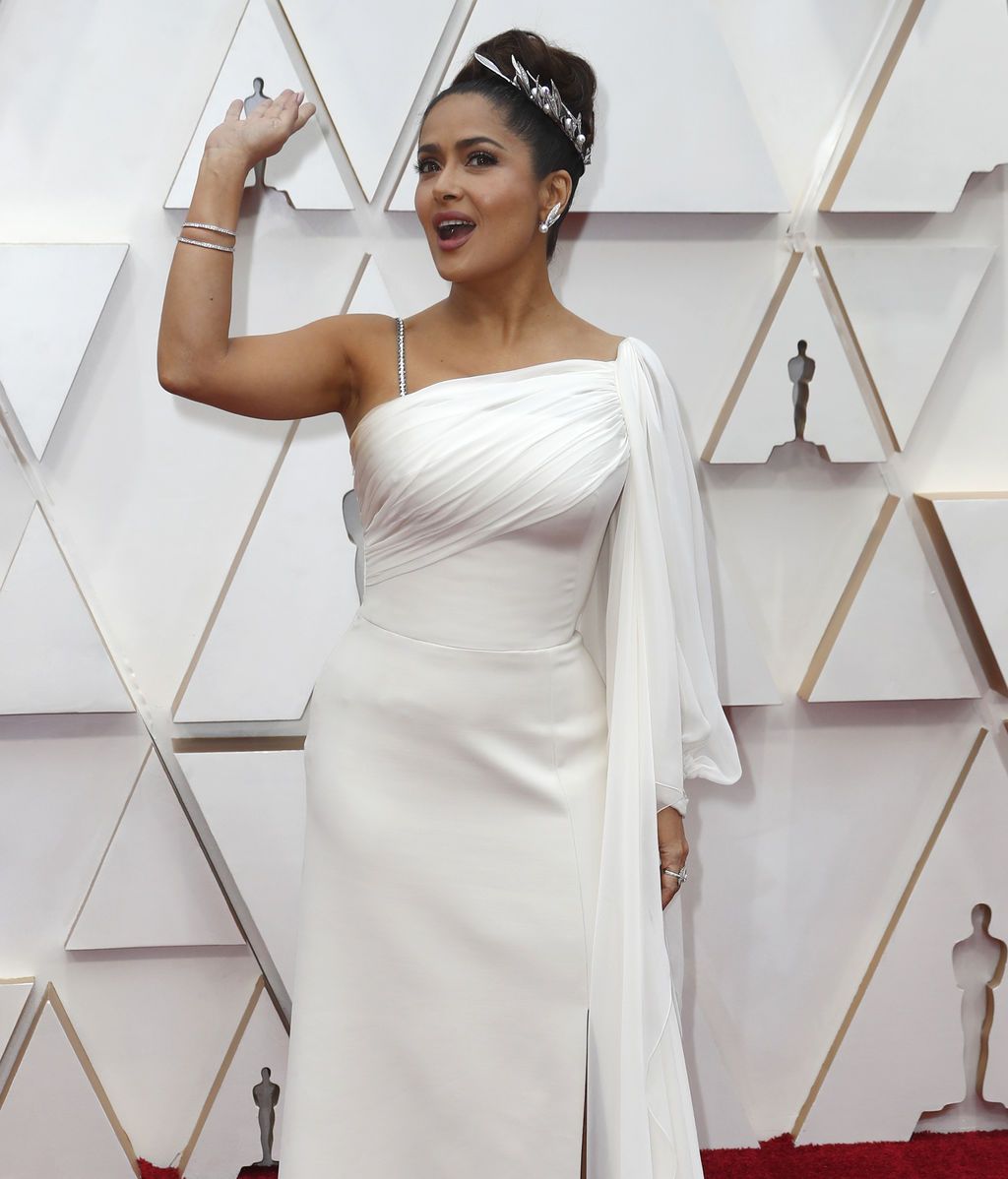 Salma Hayek posa en la alfombra roja de los Premios Óscar 2020