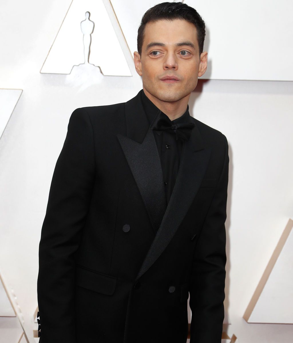 Rami Malek posa en la alfombra roja de los Premios Óscar 2020