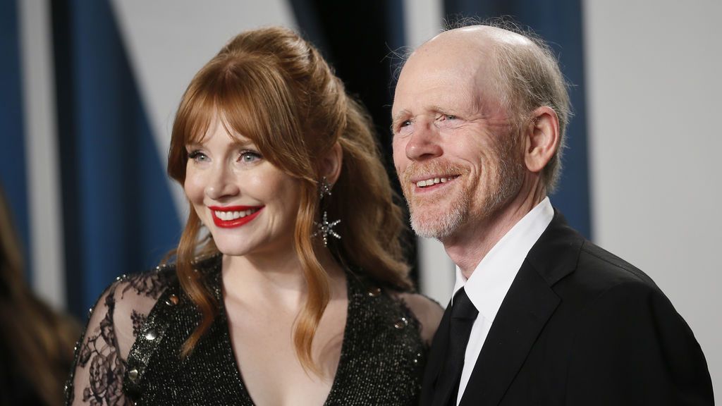 Bryce Dallas Howard y Ron Howard posan en la alfombra roja de los Premios Óscar 2020