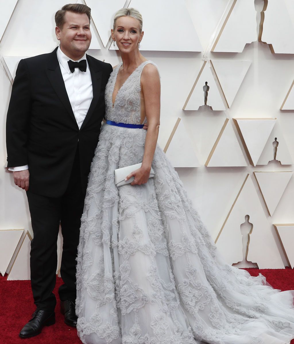 James Corden y Julia Carey posan en la alfombra roja de los Premios Óscar 2020