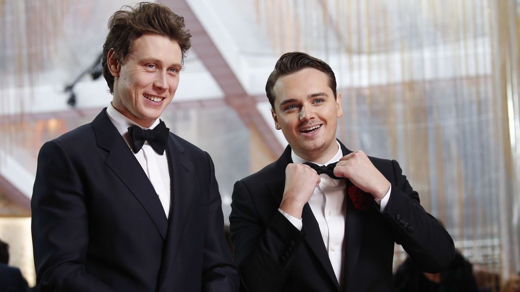 George MacKay y Dean-Charles Chapman posan en la alfombra roja de los Premios Óscar 2020