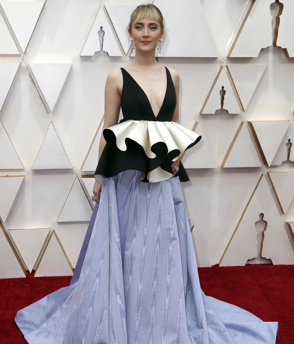 Saoirse Ronan posa en la alfombra roja de los Premios Óscar 2020