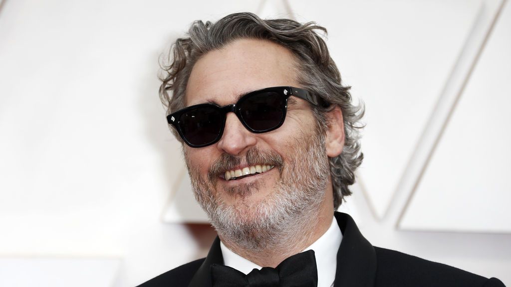 Joaquin Phoenix posa en la alfombra roja de los Premios Óscar 2020