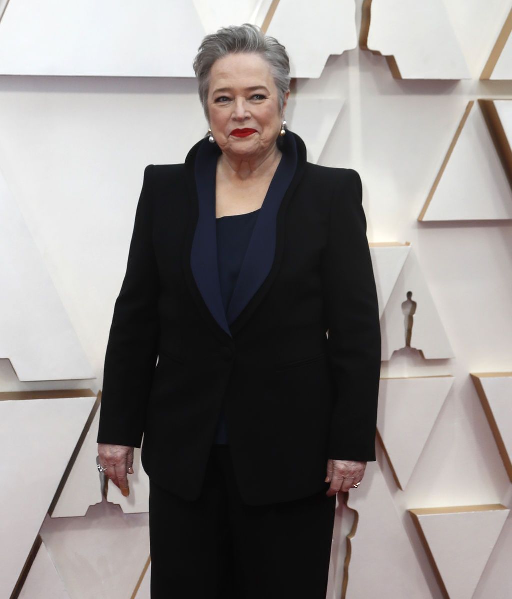 Kathy Bates posa en la alfombra roja de los Premios Óscar 2020, en imágenes