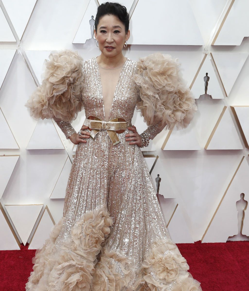 Sandra Oh posa en la alfombra roja de los Premios Óscar 2020