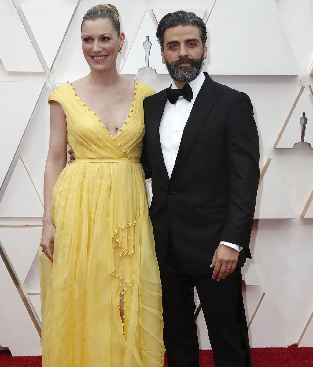 Oscar Isaac y Elvira Lind posan en la alfombra roja de los Premios Óscar 2020