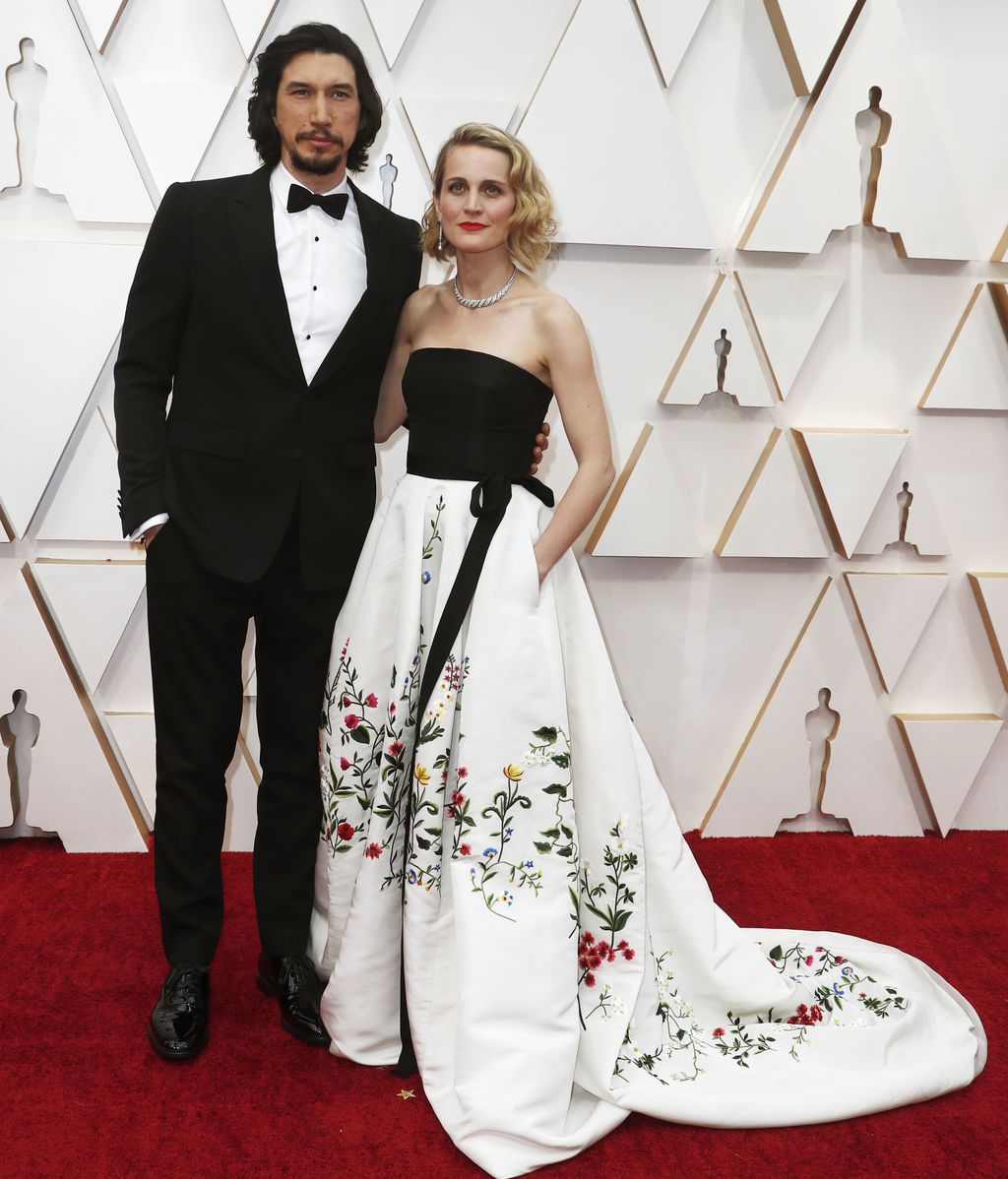 Adam Driver y Joanne Tucker posan en la alfombra roja de los Premios Óscar 2020