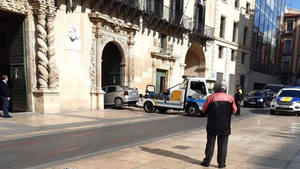 Coche retirado por la grúa municipal