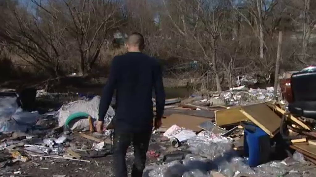 Unos por otros y el parque sin barrer: la basura invade el río Guadarrama