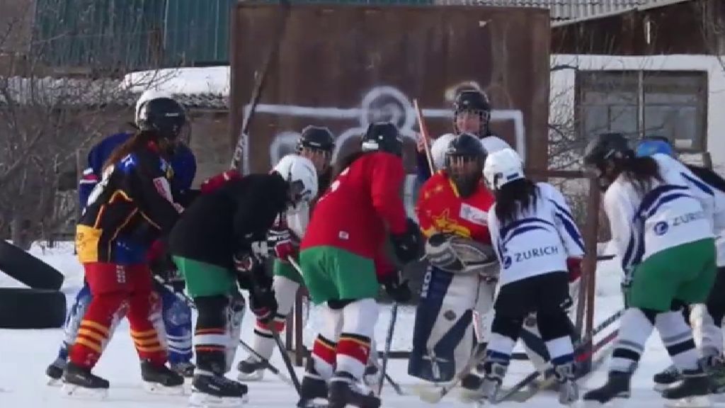 Sin frenos contra el machismo: 15 niñas forman el primer equipo de hockey femenino de Kirguistán