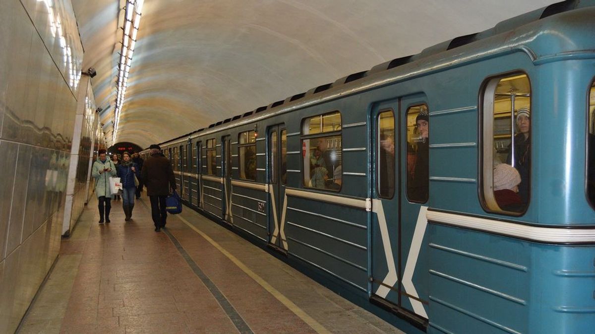 Detenido por vandalismo: simula tener el coronavirus en pleno metro de Moscú