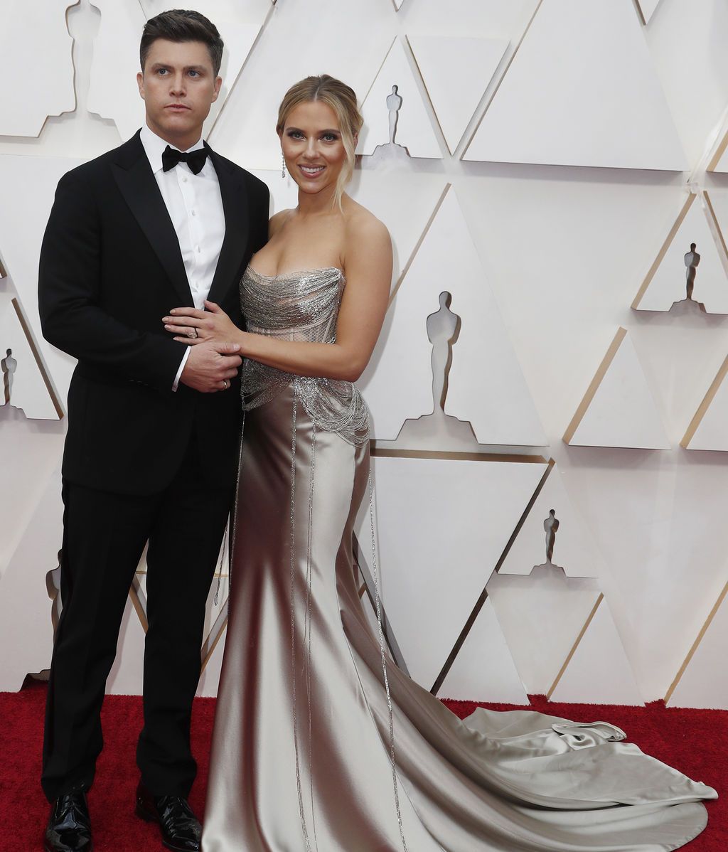 Scarlett Johansson y Colin Jos posan en la alfombra roja de los Premios Óscar 2020