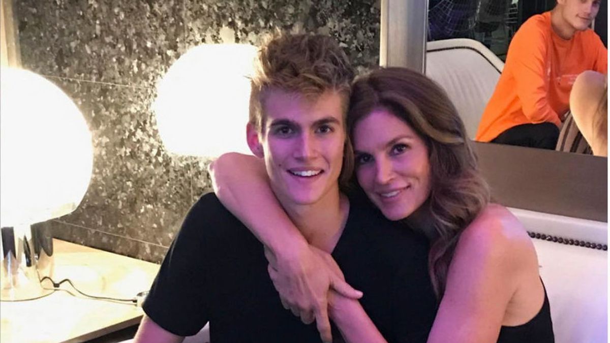 El hijo de Cindy Crawford se tatúa la palabra "incomprendido" en su cara y los 'haters' se le echan encima El hijo de Cindy Crawford se tatúa la palabra "incomprendido" en su cara y los 'haters' se le echan encima