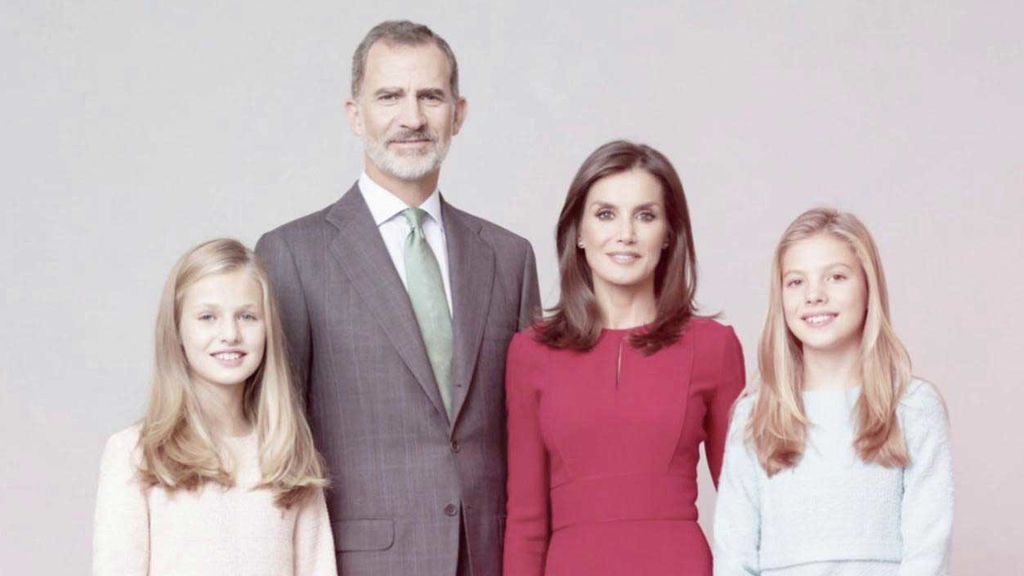 Así son las nuevas fotografías oficiales de los Reyes con sus hijas