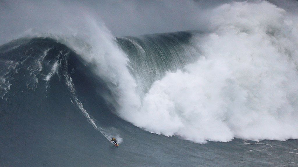 El 'Nazaré Tow Surfing Challenge' deja grandes olas en la Praia do Norte en Portugal