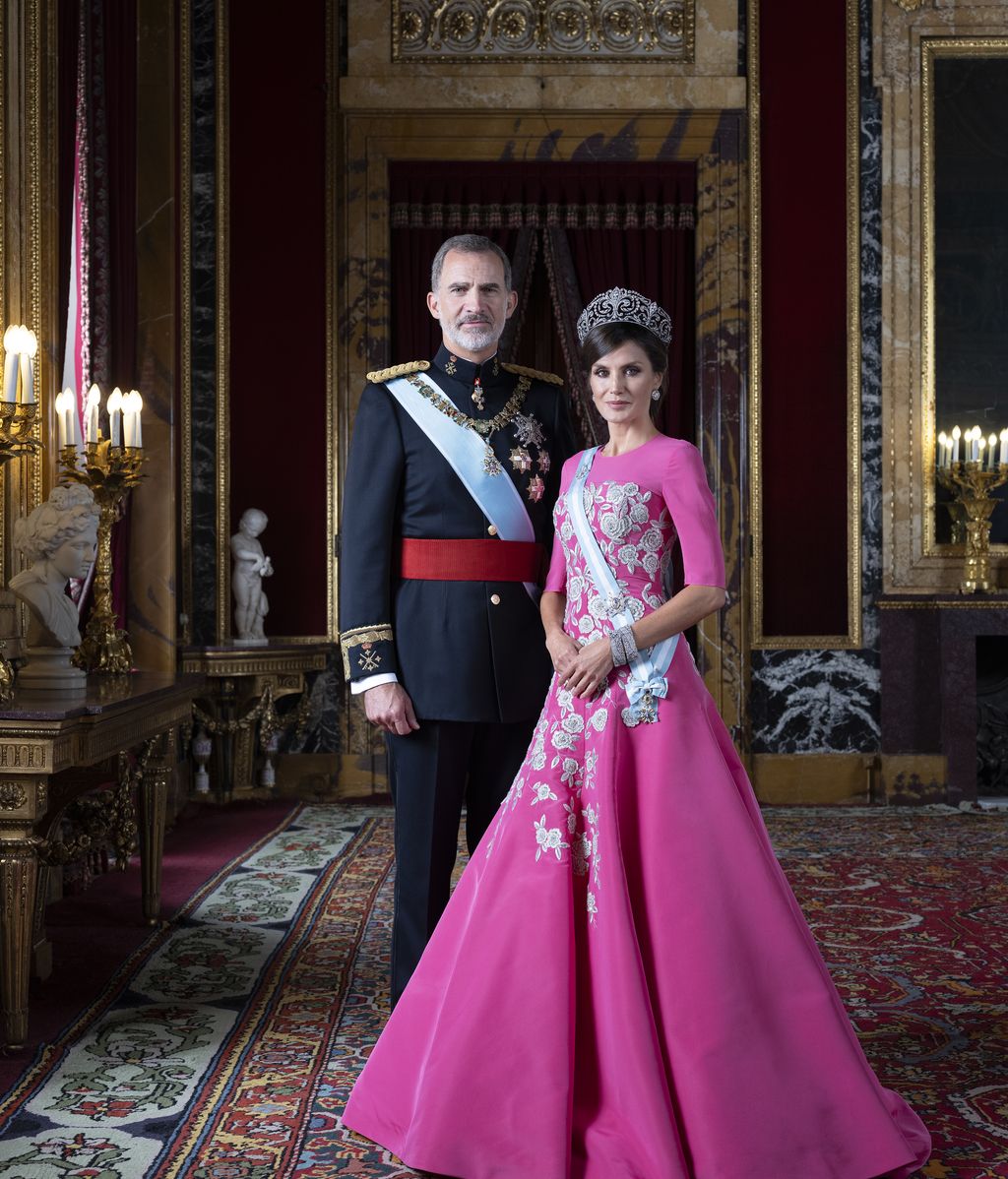 Fotografías oficiales de Sus Majestades los Reyes y Sus Altezas Reales la Princesa de Asturias y la Infanta Doña Sofía