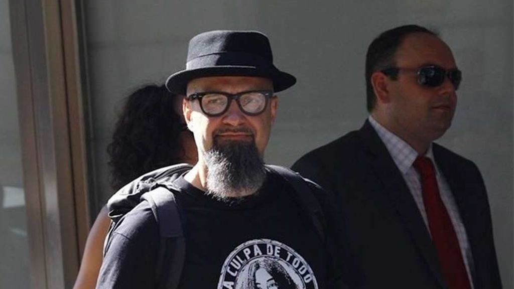 El Tribunal Constitucional estudia anular la condena por enaltecimiento del terrorismo al cantante de Def con Dos , César Strawberry El Tribunal Constitucional estudia anular la condena por enaltecimiento del terrorismo al cantante de Def con Dos , César Strawberry