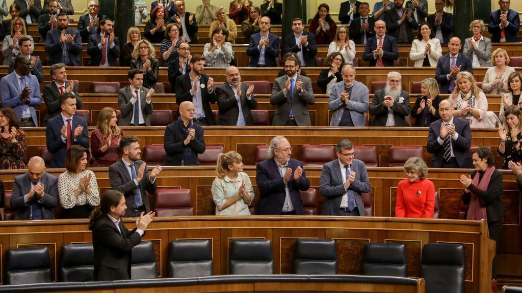 Aplausos en el Congreso, que ha apruebado la tramitación de la ley de la eutanasia Aplausos en el Congreso, que ha apruebado la tramitación de la ley de la eutanasia