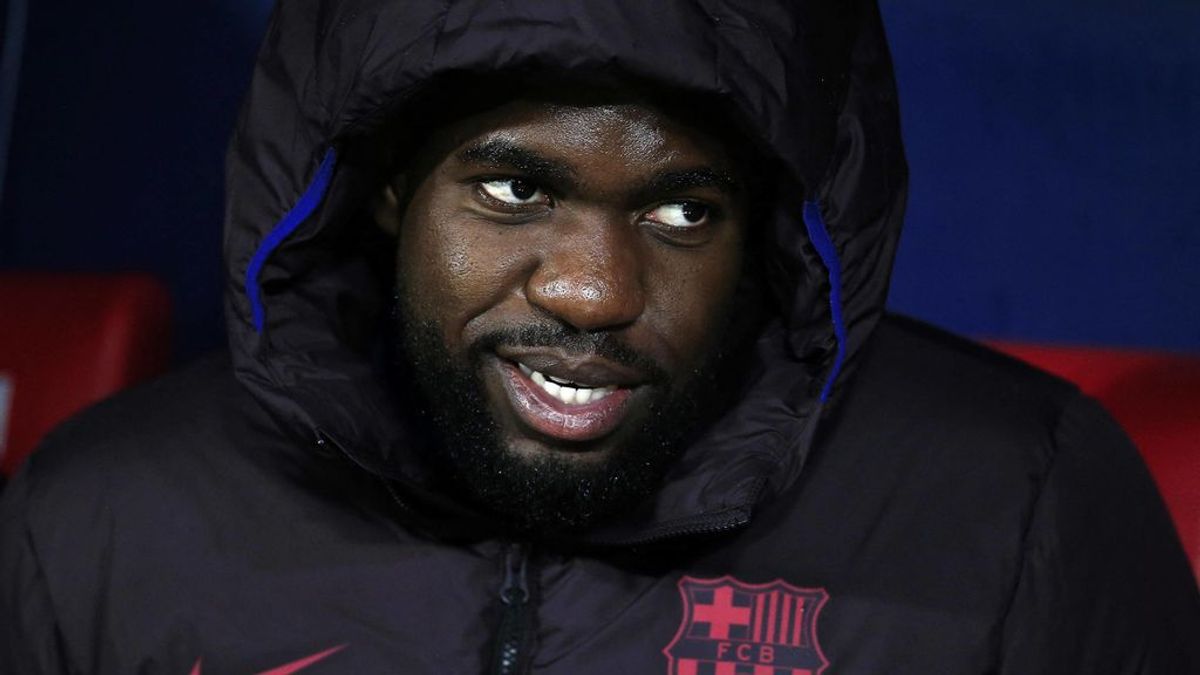 Umtiti se queda dormido en el sofá en pleno registro policial a su casa por un robo Umtiti se queda dormido en el sofá en pleno registro policial a su casa por un robo