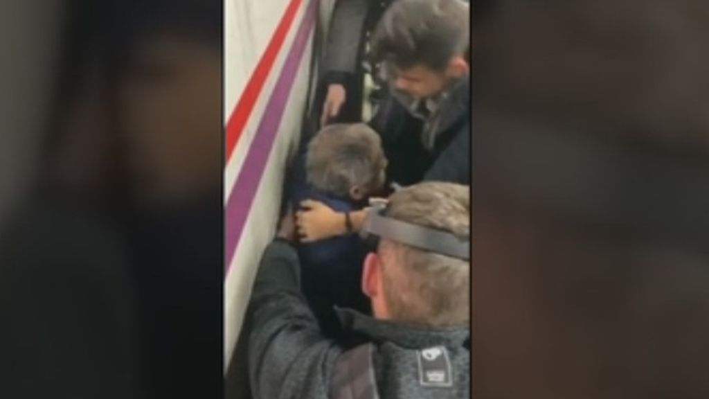 Los viajeros salvan a un hombre que cae a las vías del tren del Cercanías de Madrid