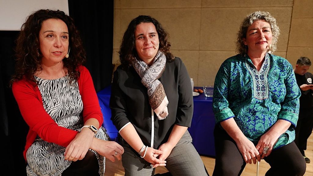 Azucena Ares, en el centro, junto a otras dos científicas