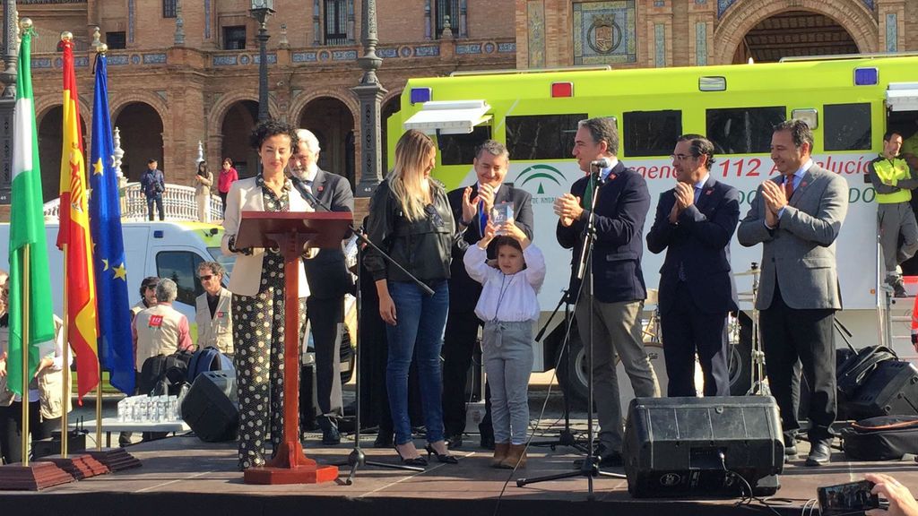 Premiada niña de 5 años por llamar al 112 para pedir un médico para su madre enferma