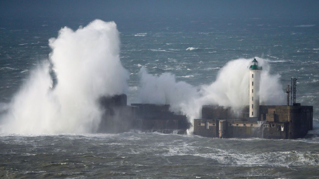Las olas de más de 6 metros siguen golpeando el Cantábrico: continúan los avisos en todo el litoral, del País Vasco a Galicia
