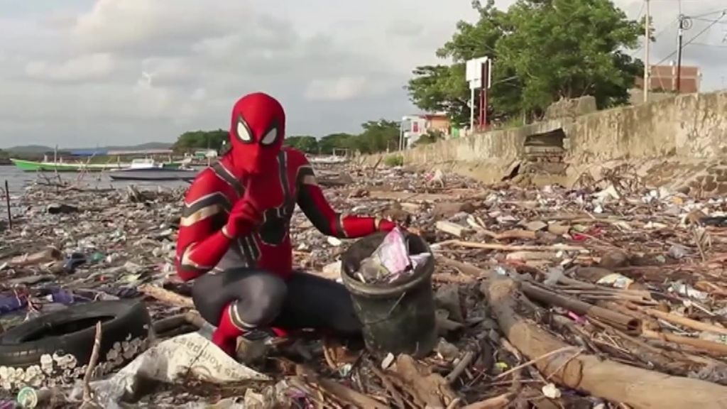 Spiderman triunfa en Indonesia recogiendo basura de sus playas - Telecinco