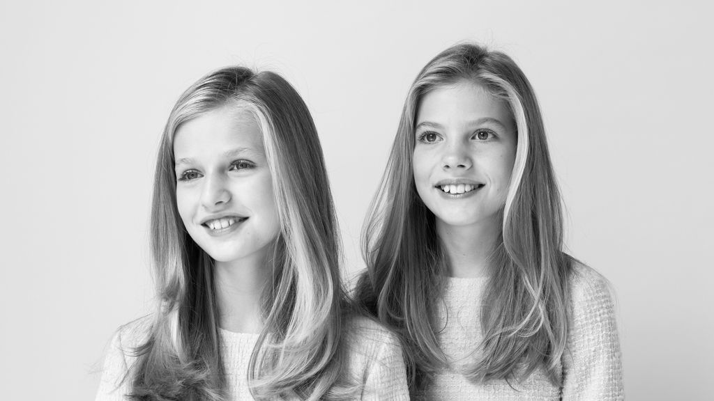 Fotografías oficiales de Sus Majestades los Reyes y Sus Altezas Reales la Princesa de Asturias y la Infanta Doña Sofía