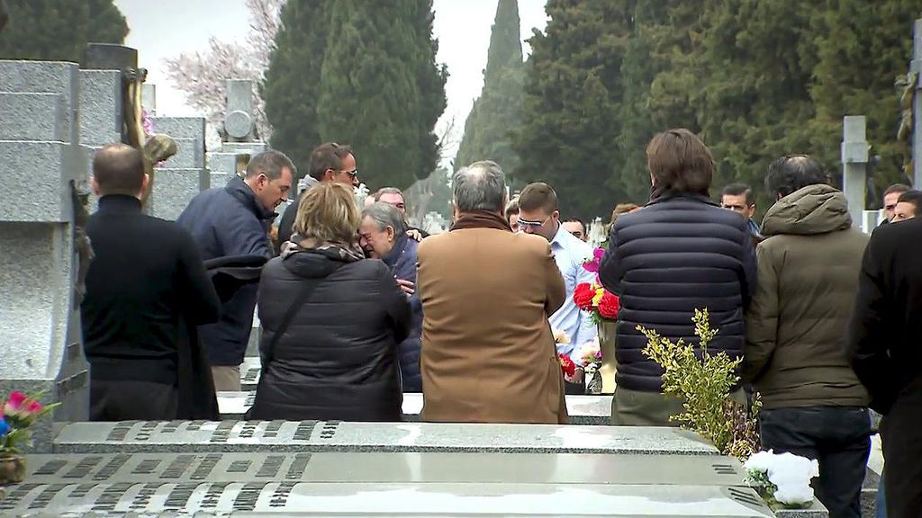 Familiares y amigos de Fran Álvarez le dan su último adiós en el cementerio de La Almudena