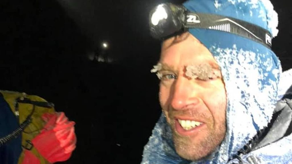 El "grupo de estúpidos" rescatado en la montaña escocesa de Ben Nevis pide disculpas con dinero, vino y whiskey El "grupo de estúpidos" rescatado en la montaña escocesa de Ben Nevis pide disculpas con dinero, vino y whiskey