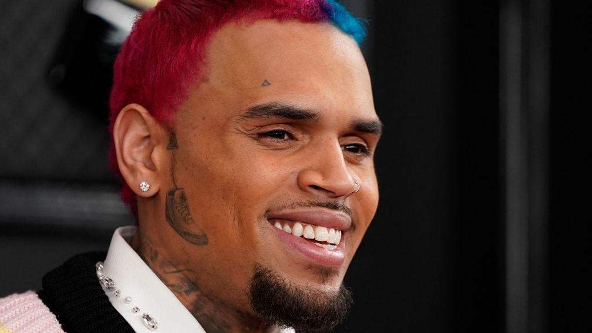 La última moda de los famosos a la que ya se ha sumado Chris Brown: tatuarse la cara