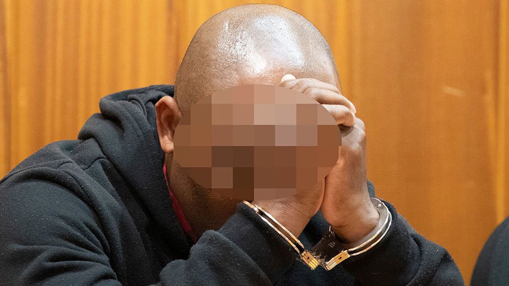 Una hija de la mujer asesinada en Murcia: "Vi a mi madre en el suelo, mi padre la apuñaló y levantó el cuchillo hacia mi" Una hija de la mujer asesinada en Murcia: "Vi a mi madre en el suelo, mi padre la apuñaló y levantó el cuchillo hacia mi"