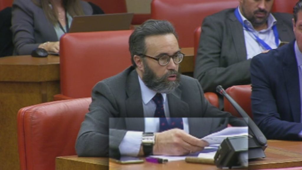 Un diputado de Vox interviene en una Comisión con un puro sobre su mesa