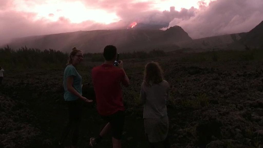 Sorprendentes imágenes del volcán en erupción de Isla Reunión