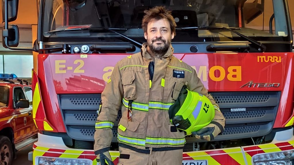 24 horas en la vida de un bombero de 48 años: “La experiencia va supliendo a los abdominales”