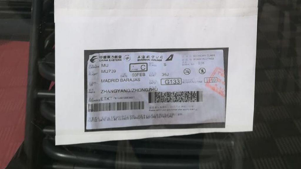 La fotocopia del billete de avión bajo el cartel