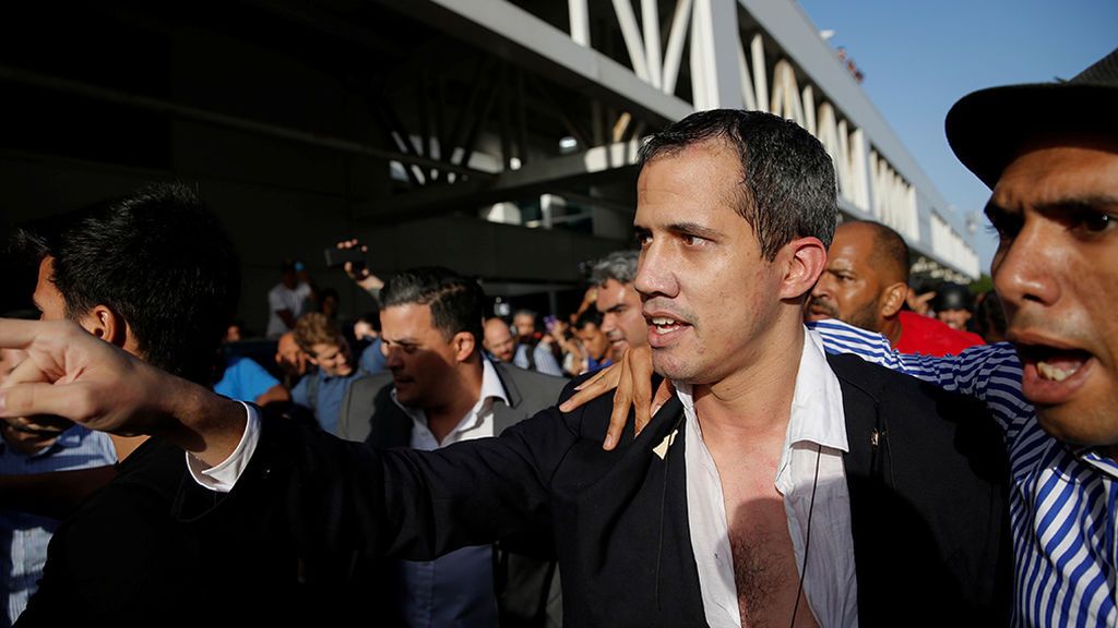 Guaidó, agredido al aterrizar en Venezuela